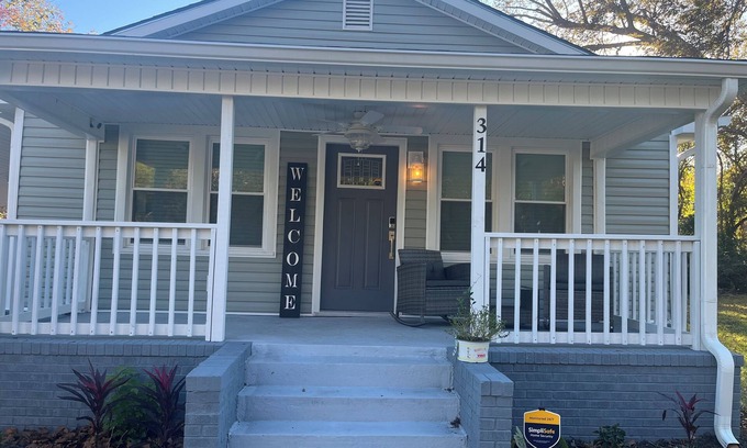 Sneads Ferry Cottage | Beach Coastal Bliss New 3-bedroom/2-baths sleeping 10 cottage by the beach!