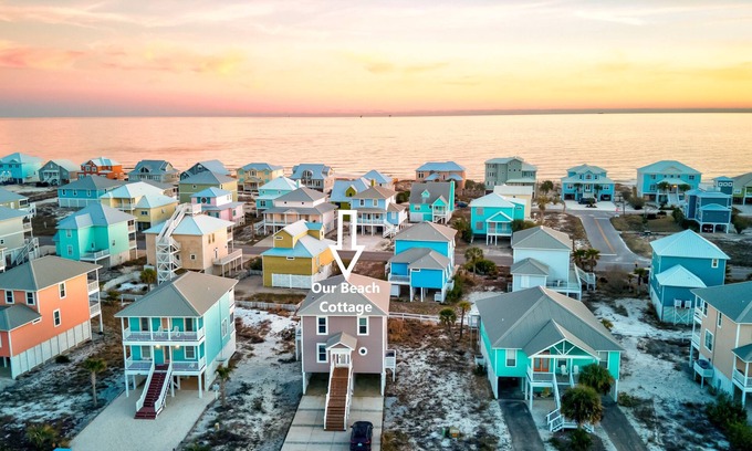 Morgantown Cottage | *Beach Cottage* ~4 min walk to beach! Peak-a-Boo Gulf Views!
