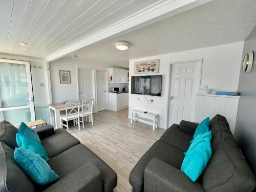 Westleigh Ski Chalet | Beach Cottage 44, Just Minutes Walk From The Sea