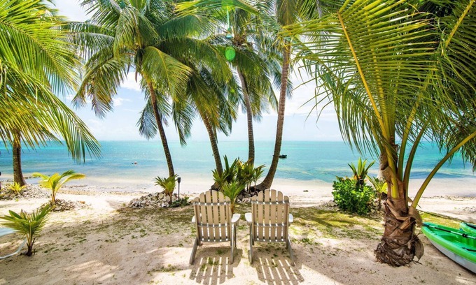 East End House | Beach Cottage w/Kayaks, Snorkeling & A/C Glass Living Room by the Ocean!