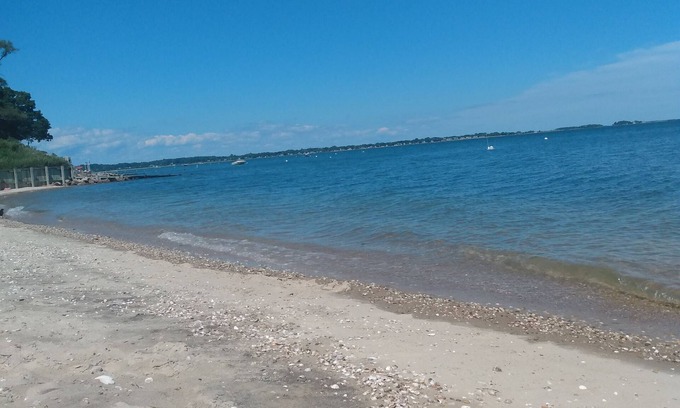East Marion Cottage | Beach cottage with private bay beach access!