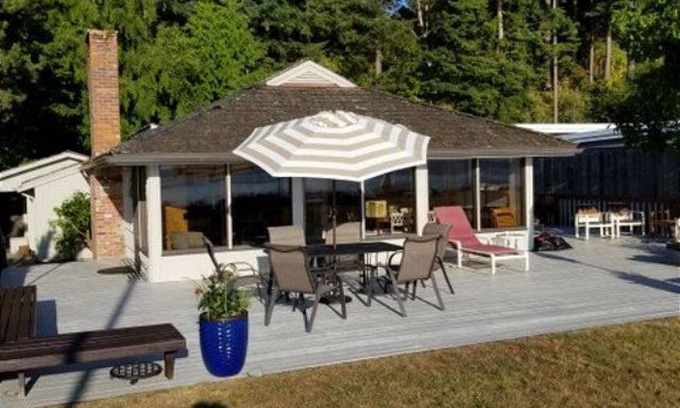 Freeland House | Beach Escape on Mutiny Bay by AvantStay | Beachfront