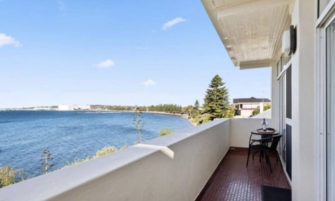 Port Lincoln Apartment | Beach-Front 2 Bedroom Apartment with equipped kitchen, wifi, swimming pool