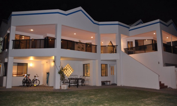 Mullaloo Apartment | Beach Front Apartment and garden for 2 on stunning Mullaloo Beach