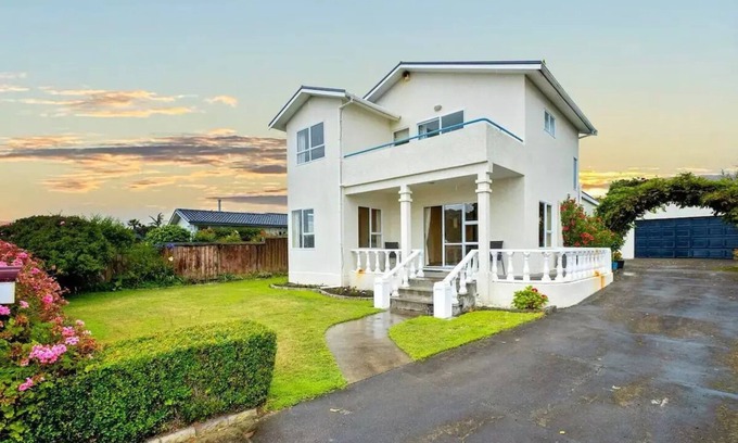Haumoana Villa | Beach-front Bliss: Coastal Paradise Awaitsn