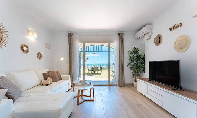 Sitio de Calahonda Ski Chalet | BEACH-FRONT house - Full SEA view - Dona Lola BEACH Resort - between MARBELLA and La Cala de Mijas - 2 bedrooms - Ref: CS111