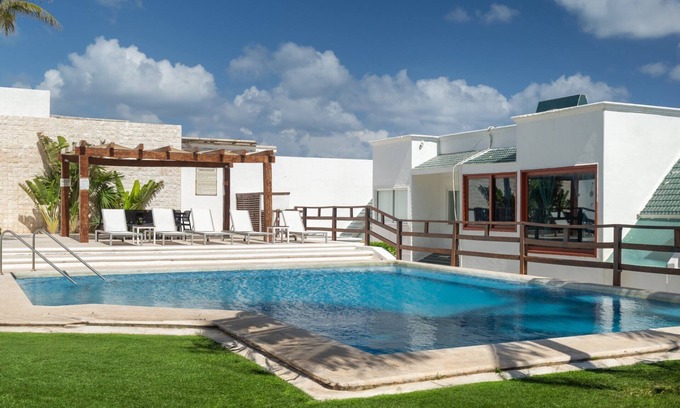 Zona Hotelera Apartment | Beach Front Studio - One Bedroom Apartment, Sleeps 3