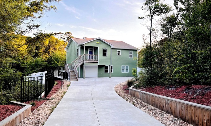 Emerald Isle House | Beach Getaway Heart of E.I.- Dog Friendly Fenced yard, HotTub, FirePit, GameRoom