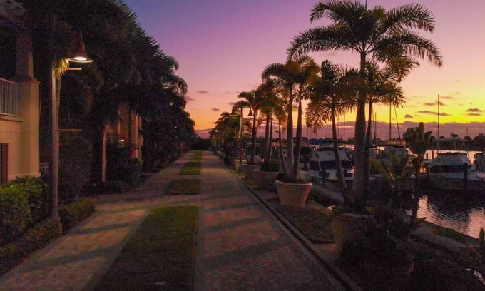 Ruskin Hotel | Beach happy Geataway!