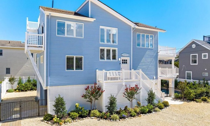 Peahala Park House | Beach Haven Park 4 Bed, 3.5 Bath Reverse Living, Beach Block, Heated Pool