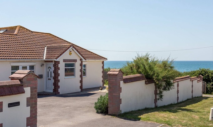 West Bexington Cottage | BEACH HAVEN, pet friendly, country holiday cottage in West Bexington