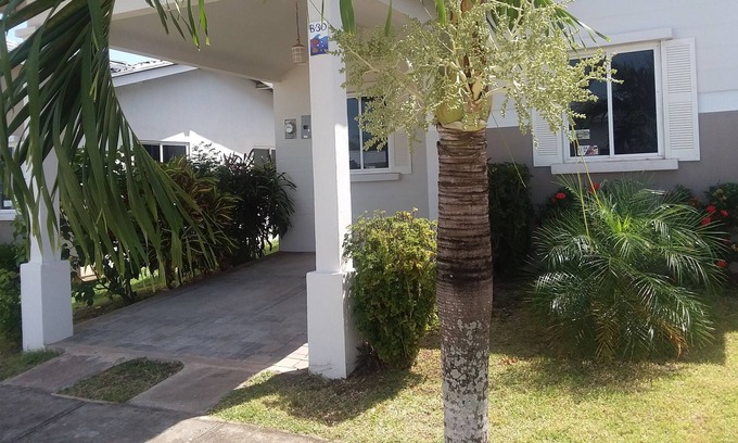 Tumba Vieja House | Beach home in the city