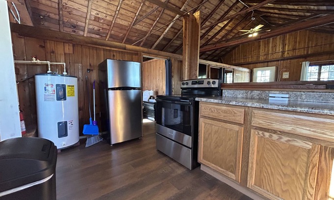 Applegate Cabin | Beach, hot tub, 3BDRM