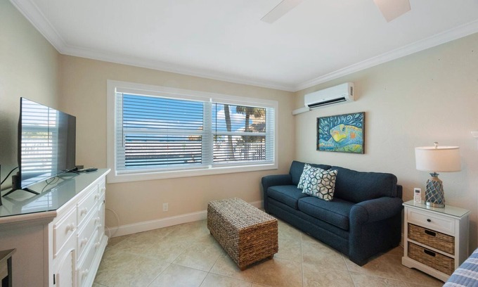 Madeira Beach Condo | Beach Hotel Unit - Ground Floor Surf Song #154