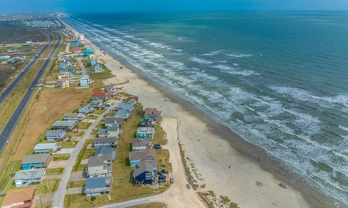 Spanish Grant House | Beach House! 2nd Row! 6 minutes to Galveston Activities!