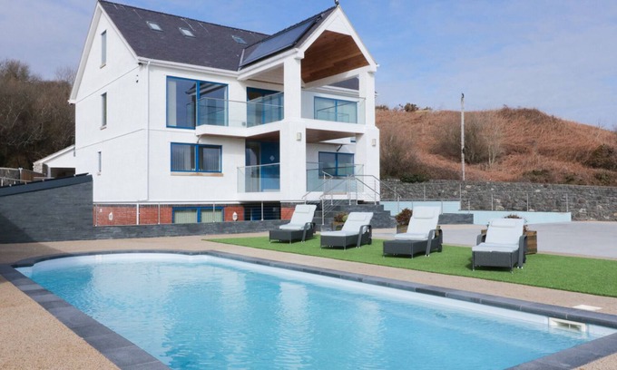 Benllech Apartment | BEACH HOUSE APARTMENT, luxury holiday cottage, with pool in Benllech