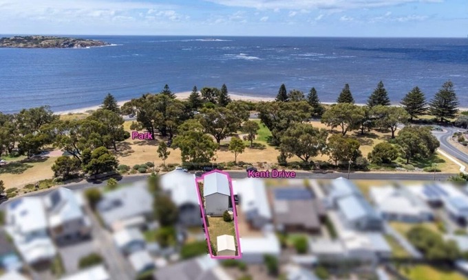 Fleurieu Peninsula House | Beach House- beach front Stylish 4 bedroom house