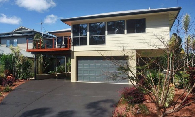 Valla Beach House | BEACH HOUSE Getaway - 5 minutes walk to the Beach!