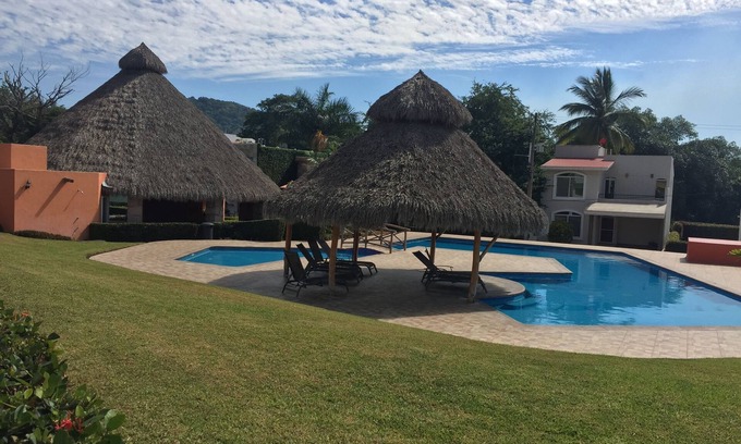 Manzanillo House | Beach house in Manzanillo with swimming pool and tennis court with a/c