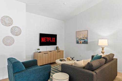 Palm Coast House | Beach House King Bed Pet Friendly! Fast Wi-Fi Netflix Garage