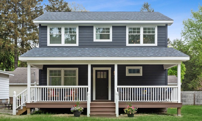 Union Pier House | Beach House Lake Shore Road steps to Miller Beach access. 4 bedrmn4 bathroom