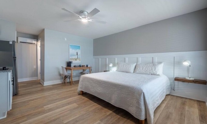 Yaupon Beach Hotel | Beach House OKI - King Studio in hotel on Oak Island, North Carolina