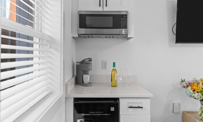 Yaupon Beach Hotel | Beach House OKI - King Room in hotel on Oak Island, North Carolina