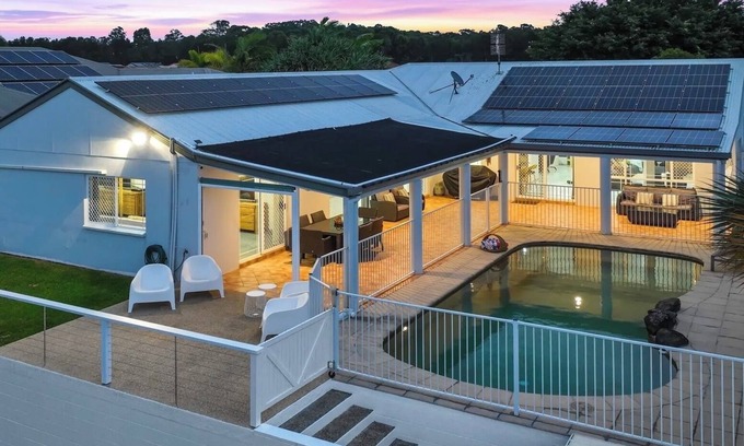 Maroochydore House | Beach House on canal , pet friendly & private jetty.SERENITY SEA BEACH HOUSE