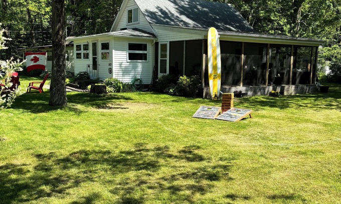 Sherkston Cottage | Beach house on pleasant beach!nCottage steps from the beach on Lake Erie