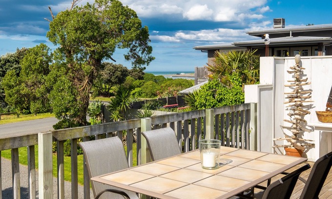 Te Awanga House | Beach House - pet Friendly - Ample Room for 2 Families - min 15 Night Stay