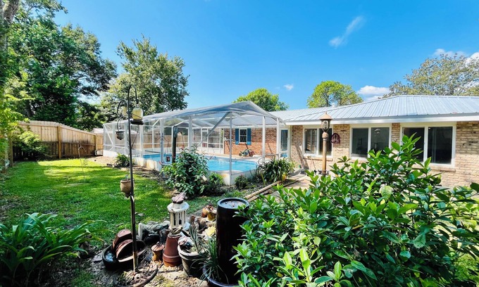 Wright House | Beach House Retreat- HUGE Pool, Centrally Located & WIFI