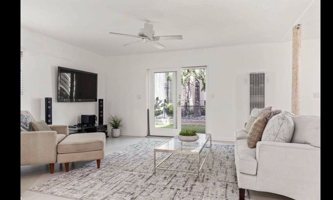 Mussel Shoals House | Beach house secluded private bottom floor