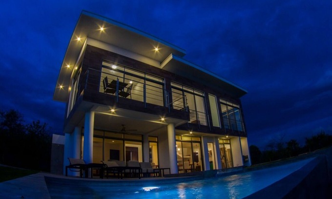 Santa Cruz House | Beach House w/infinity pool and jacuzzi - 8 min away from the beach!