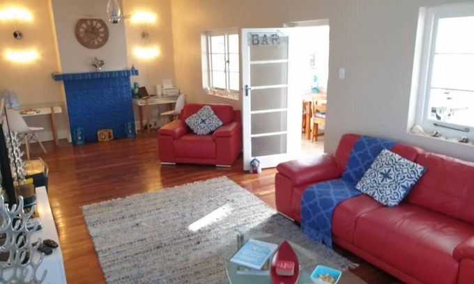 Knysna Central House | Beach House with DSTV & WIFI & basic housekeeping