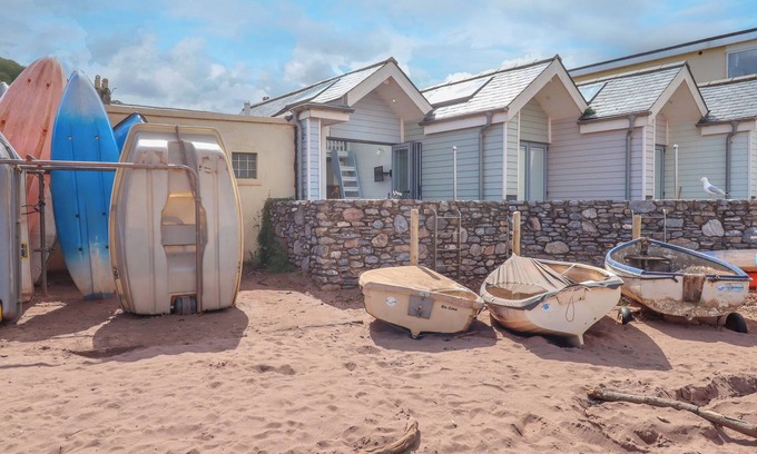 Teignmouth Cottage | BEACH HUT 5, romantic, country holiday cottage in Shaldon