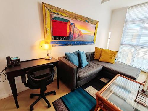 Muizenberg House | Beach Hut Empire Apartment