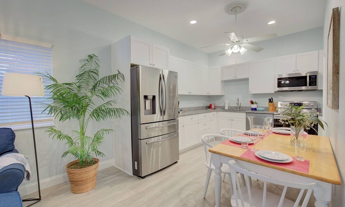 Downtown Dunedin Condo | Beach Modern Downtown 913