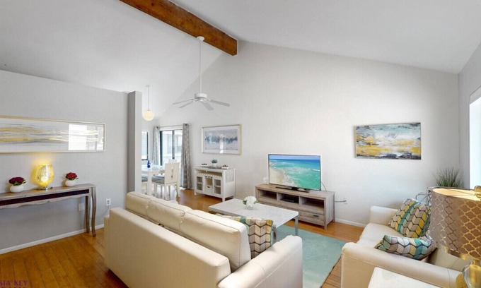 Siesta Key Village Ski Chalet | Beach Rd, 300ft to Beach Access & 500ft to Siesta Key Village, 2bdr