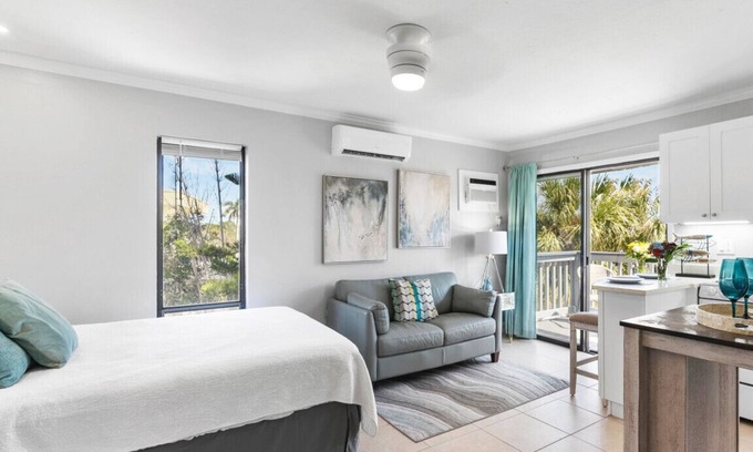 Siesta Key Village Ski Chalet | Beach Rd, 300ft to Beach Access & 500ft to Siesta Key Village, Studio