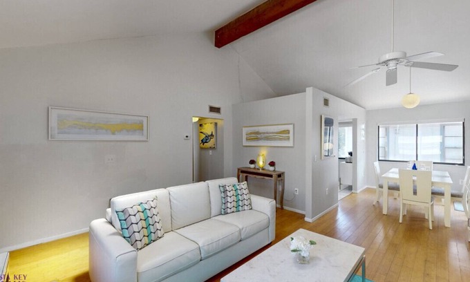 Siesta Key Village Ski Chalet | Beach Rd, 300ft to Beach Access & 500ft to Siesta Key Village, 2bdr & Studio