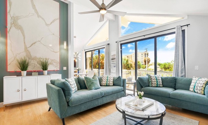 Siesta Key Village Ski Chalet | Beach Rd, 300ft to Beach Access & 500ft to Siesta Key Village, 2bdr