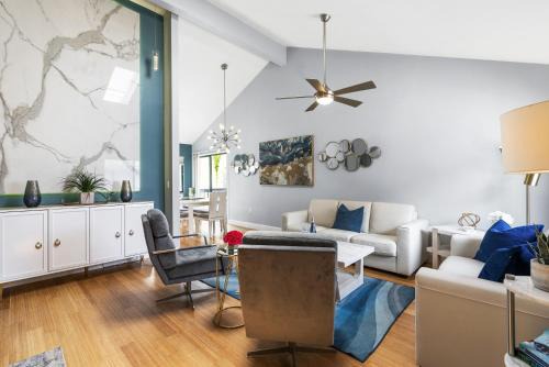 Siesta Key Village Ski Chalet | Beach Rd, 300ft to Beach Access & 500ft to Siesta Key Village, 2bdr