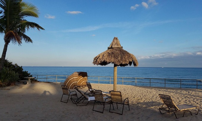 Hillsboro Beach Cottage | Beach Resort Villa , 2 br/2 ba, just steps to beach & golf & pool & Waterway