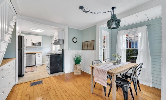 Westbrook Center Cottage | Beach Retreat - 5 beds , 2 kitchens @ Salt Island- Westbrook -walk to water
