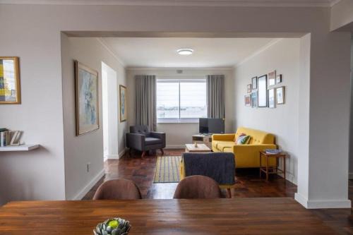 Muizenberg Apartment | Beach Roed