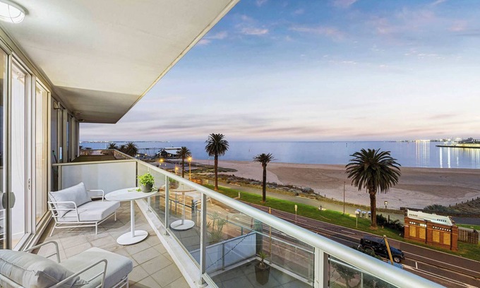 Port Melbourne Apartment | Beach Street Luxury | Beach & Bay Views