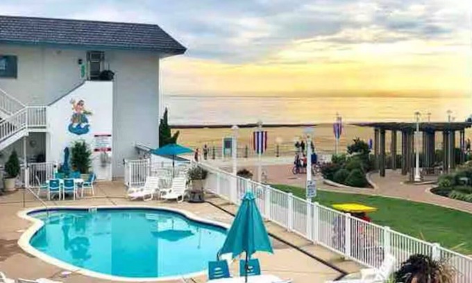 Virginia Beach Apartment | Beach Studio - Oceanside, Pool, Boardwalk, Bikes
