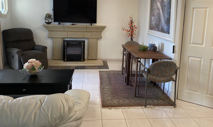 Huntington Beach Apartment | Beach Tiki studio,