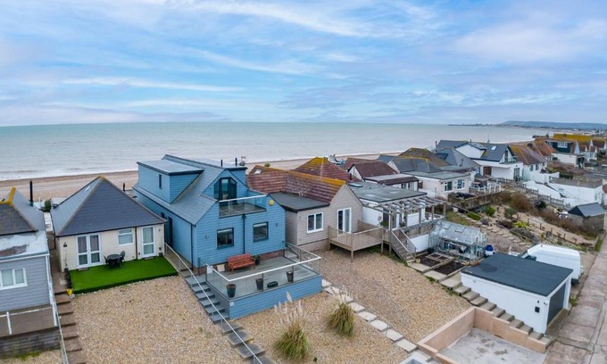 Pevensey Villa | Beach View Breeze Family Holiday Home on the Shore