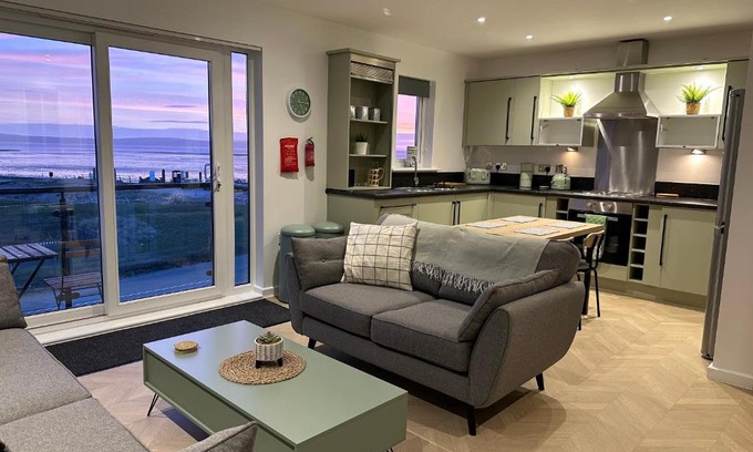 Llanelli Apartment | Beach View Flat on Coastal Path